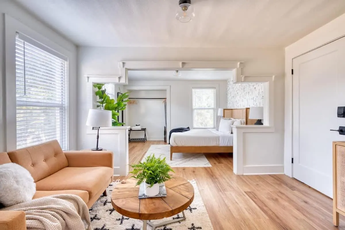 Stay Portland - La Casa Burnside - Local Eateries - Shops - Bars
